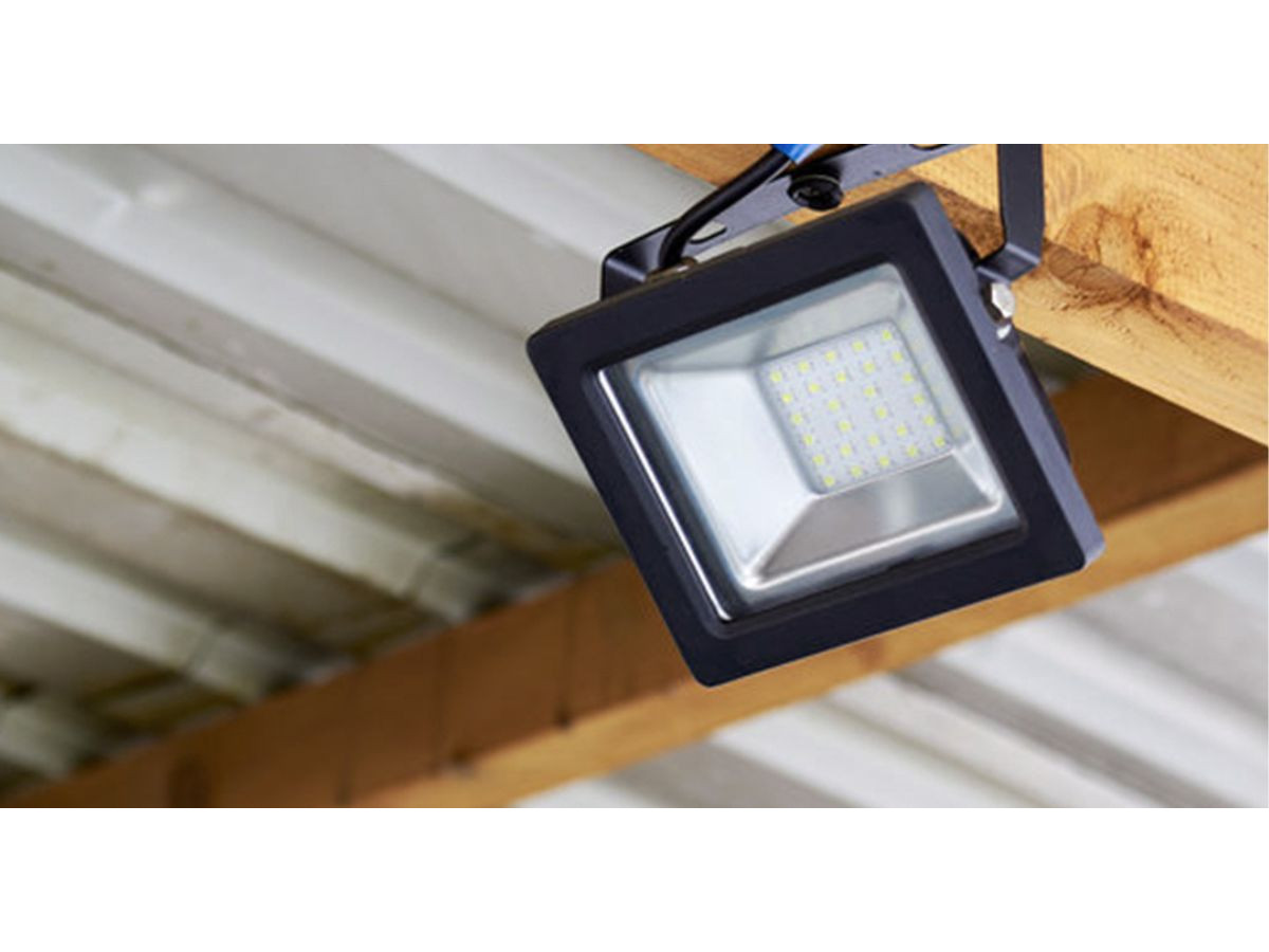 Як вибрати прожектори для подвір’я чи складу?